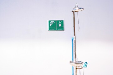 Emergency washing points in industrial plants