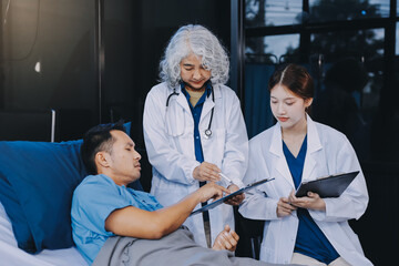 Obraz premium Nurse giving assistance to senior patient with disease in bed. Medical assistant and doctor doing healthcare checkup for pensioner with oxygen tube and IV drip bag in hospital ward.