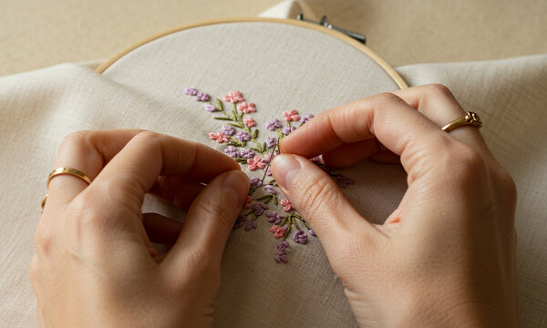 [Generative AI] 자수 작업 중인 손