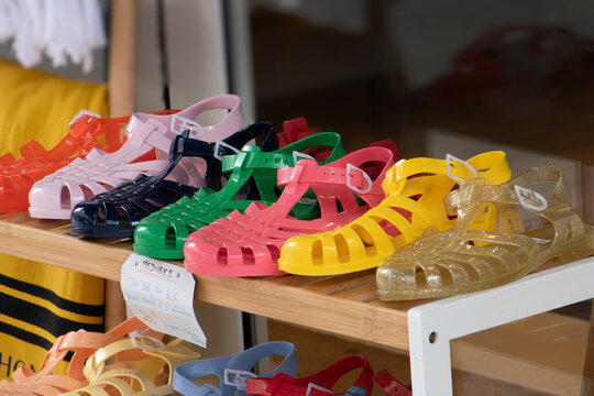 m&eacute;duses, chaussures de plage sur l'&eacute;tal d'un commer&ccedil;ant
