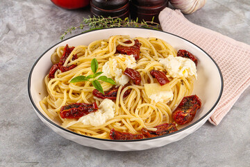 Italian spaghetti with stracciatella and tomato