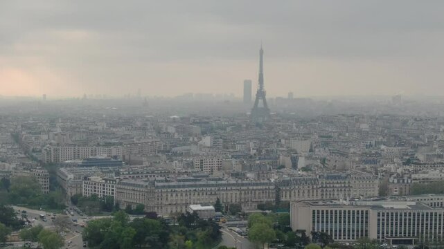 Vue a&eacute;riennes de Paris par drone, le matin, sous un ciel nuageux avec &eacute;claircies, dans la brume