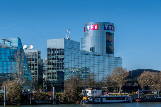 Boulogne-Billancourt, France- 29 mars 2025: Vue ext&eacute;rieure de la tour TF1, si&egrave;ge de T&eacute;l&eacute;vision Fran&ccedil;aise 1, plus connue sous le sigle TF1, premi&egrave;re cha&icirc;ne de t&eacute;l&eacute;vision g&eacute;n&eacute;raliste nationale fran&ccedil;aise