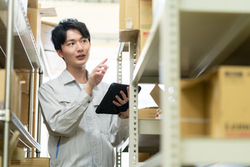 倉庫で働く若い男性作業員