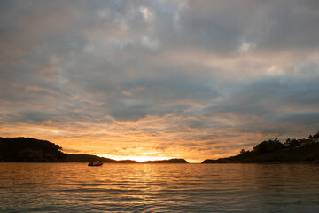 Obraz premium Sunset at a loch near a camping site in Sheildaig, Scotland.