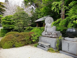 "Rokusonin Shrine" written in Japanese. It is a famous shrine in Kyoto, Japan.
