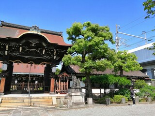 "Rokusonin Shrine" written in Japanese. It is a famous shrine in Kyoto, Japan.