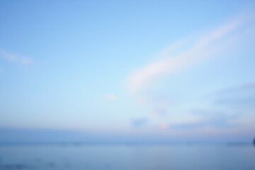 Obraz premium A view of a body of water with a blue sky in the background