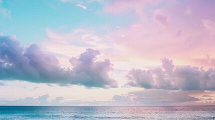 Obraz premium Colorful cloudscape over a calm sea at sunset