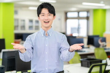 オフィスで働く若い男性エンジニア