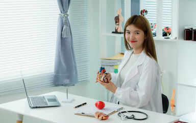 A female doctor who advises patients on heart health, disease prevention, and treatment, including diagnosis, lifestyle changes, medications, and procedures.
