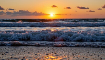 Naklejka premium The sun slowly dips below the horizon, casting a warm glow over the calm ocean waves as gentle sea breezes dance through the air, creating a serene and picturesque scene of tranquility and beauty.