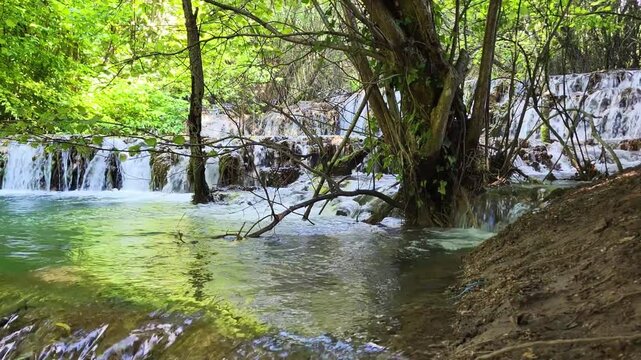 Faszinierende Sinterterrassen der Wei&szlig;en Lauter, ein beeindruckendes Naturwunder in Deutschland. Das klare Wasser flie&szlig;t in kleinen Kaskaden &uuml;ber die abgestuften Terrassen.