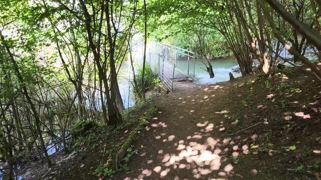 Faszinierende Sinterterrassen der Wei&szlig;en Lauter, ein beeindruckendes Naturwunder in Deutschland. Das klare Wasser flie&szlig;t in kleinen Kaskaden &uuml;ber die abgestuften Terrassen.