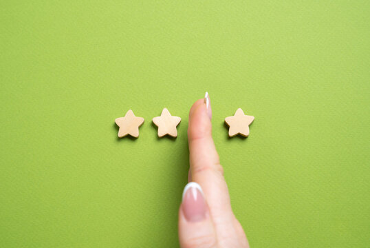 Loss of one star out of three. Rating decrease. Worsening of indicators and reputation. The rating became lower. Fix bugs and improve the service to restore popularity.