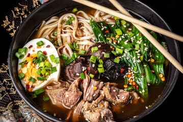 ramen, makaron, azja, bulion, jedzenie, wołowina, posiłek, obiad, jarzyna, dania, wieprzowina, lunch, salada, przepyszny, zdrowa, cebula, swiezy, grzyb © yanek