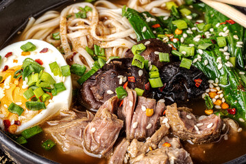 ramen, makaron, azja, bulion, jedzenie, wołowina, posiłek, obiad, jarzyna, dania, wieprzowina, lunch, salada, przepyszny, zdrowa, cebula, swiezy, grzyb © yanek