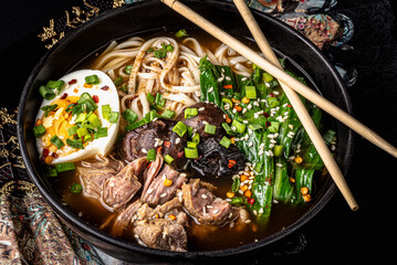 ramen, makaron, azja, bulion, jedzenie, wołowina, posiłek, obiad, jarzyna, dania, wieprzowina, lunch, salada, przepyszny, zdrowa, cebula, swiezy, grzyb © yanek
