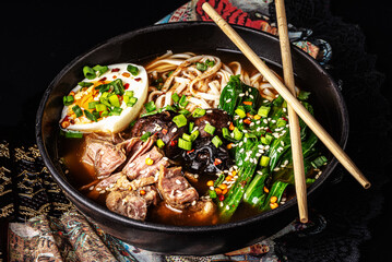 ramen, makaron, azja, bulion, jedzenie, wołowina, posiłek, obiad, jarzyna, dania, wieprzowina, lunch, salada, przepyszny, zdrowa, cebula, swiezy, grzyb © yanek