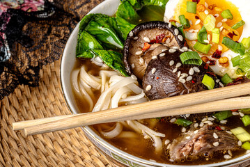 ramen, makaron, azja, bulion, jedzenie, wołowina, posiłek, obiad, jarzyna, dania, wieprzowina, lunch, salada, przepyszny, zdrowa, cebula, swiezy, grzyb © yanek