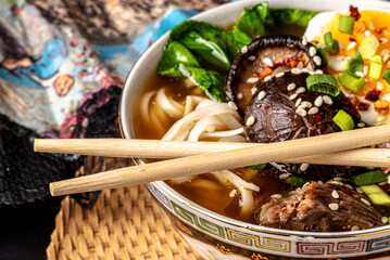 ramen, makaron, azja, bulion, jedzenie, wołowina, posiłek, obiad, jarzyna, dania, wieprzowina, lunch, salada, przepyszny, zdrowa, cebula, swiezy, grzyb © yanek