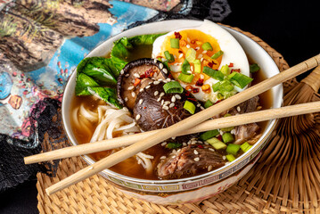 ramen, makaron, azja, bulion, jedzenie, wołowina, posiłek, obiad, jarzyna, dania, wieprzowina, lunch, salada, przepyszny, zdrowa, cebula, swiezy, grzyb © yanek