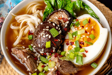 ramen, makaron, azja, bulion, jedzenie, wołowina, posiłek, obiad, jarzyna, dania, wieprzowina, lunch, salada, przepyszny, zdrowa, cebula, swiezy, grzyb © yanek