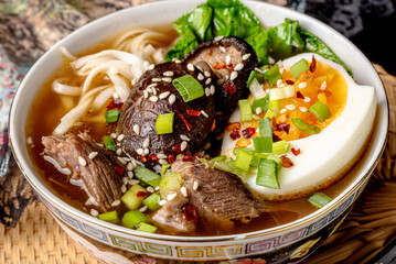ramen, makaron, azja, bulion, jedzenie, wołowina, posiłek, obiad, jarzyna, dania, wieprzowina, lunch, salada, przepyszny, zdrowa, cebula, swiezy, grzyb © yanek
