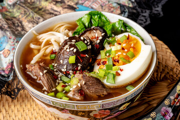 ramen, makaron, azja, bulion, jedzenie, wołowina, posiłek, obiad, jarzyna, dania, wieprzowina, lunch, salada, przepyszny, zdrowa, cebula, swiezy, grzyb © yanek