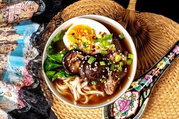 ramen, makaron, azja, bulion, jedzenie, wołowina, posiłek, obiad, jarzyna, dania, wieprzowina, lunch, salada, przepyszny, zdrowa, cebula, swiezy, grzyb © yanek