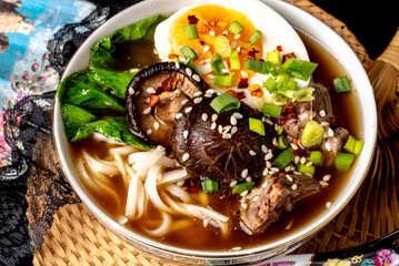ramen, makaron, azja, bulion, jedzenie, wołowina, posiłek, obiad, jarzyna, dania, wieprzowina, lunch, salada, przepyszny, zdrowa, cebula, swiezy, grzyb © yanek