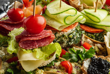 zimna płyta, kawior, salami, serek, ogórek, łosoś, jedzenie, świeży, posiłek, dekoracja, pomidor, płyta, dieta, delikatesowy, przepyszny, przekąska