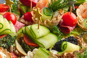 zimna płyta, kawior, salami, serek, ogórek, łosoś, jedzenie, świeży, posiłek, dekoracja, pomidor, płyta, dieta, delikatesowy, przepyszny, przekąska