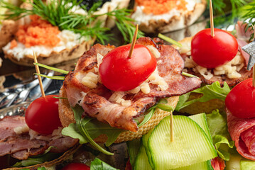 zimna płyta, kawior, salami, serek, ogórek, łosoś, jedzenie, świeży, posiłek, dekoracja, pomidor, płyta, dieta, delikatesowy, przepyszny, przekąska