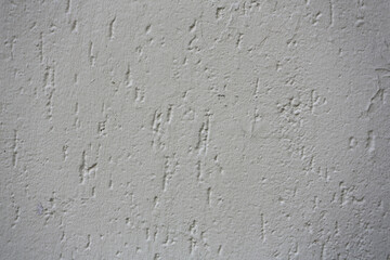 Mur de béton texturé et peint en blanc