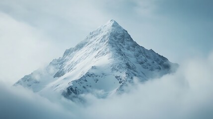 雲に覆われた雪山
