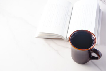 コーヒーを飲みながら読書を楽しむイメージ
