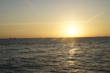 Obraz premium sky, landscape, cloud, beautiful, butterfly, nature, ocean, sunrise on the sea, travel, ocean waves, yellow, vast, water waves, sun, sunrise, morning, sea, sunset,