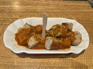 Portion Currywurst mit einer Holzgabel