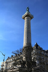 Fototapeta premium Colonnes du trône à Paris avec immeubles place de la Nation