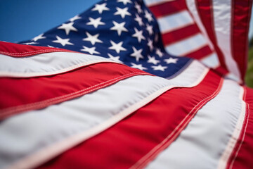 Obraz premium american flag laying on top of a lush green field