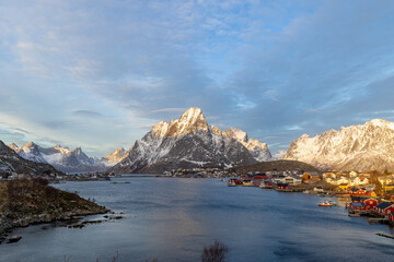 Obraz premium Blick auf das wunderschöne Dorf Reine in Norwegen im Winter zur goldenen Stunde 