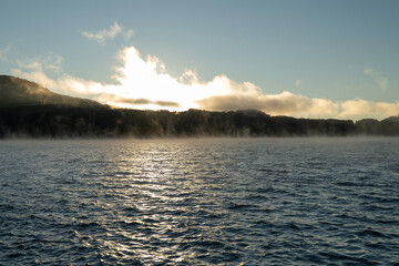 Zalew Soliński o poranku mgły 