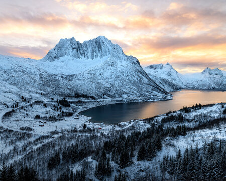Mefjordbotn auf der Insel Senja in Norwegen vor dem eindrucksvollen Breitinden, der h&ouml;chste Gipfel der Insel erhebt sich unter einem intensiv goldgelben Himmel in kraftvoller und klarer Abendstimmung