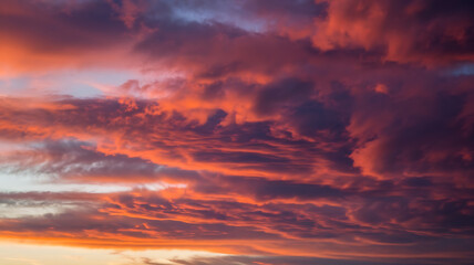 Obraz premium Dramatic sunset cloudscape vibrant hues layered clouds