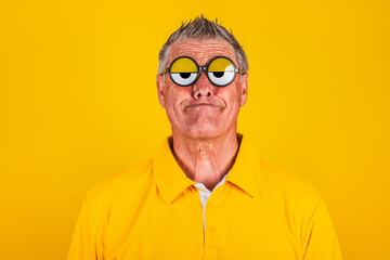 Mann mit lustiger Brille