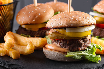 burger, hamburger, jedzenie, cheeseburger, ser, wołowina, kanapka, bułeczki, posiłek, lunch, pomidor, fast food, obiad, sezam, przekąska, cebula