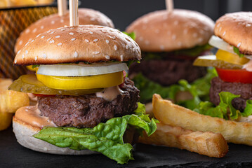 burger, hamburger, jedzenie, cheeseburger, ser, wołowina, kanapka, bułeczki, posiłek, lunch, pomidor, fast food, obiad, sezam, przekąska, cebula