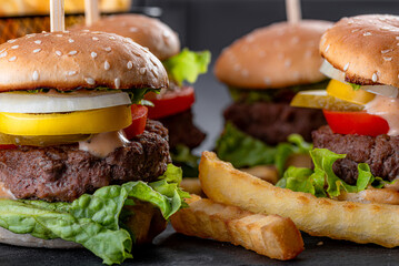 burger, hamburger, jedzenie, cheeseburger, ser, wołowina, kanapka, bułeczki, posiłek, lunch, pomidor, fast food, obiad, sezam, przekąska, cebula