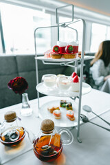 春の桜といちごのアフタヌーンティー